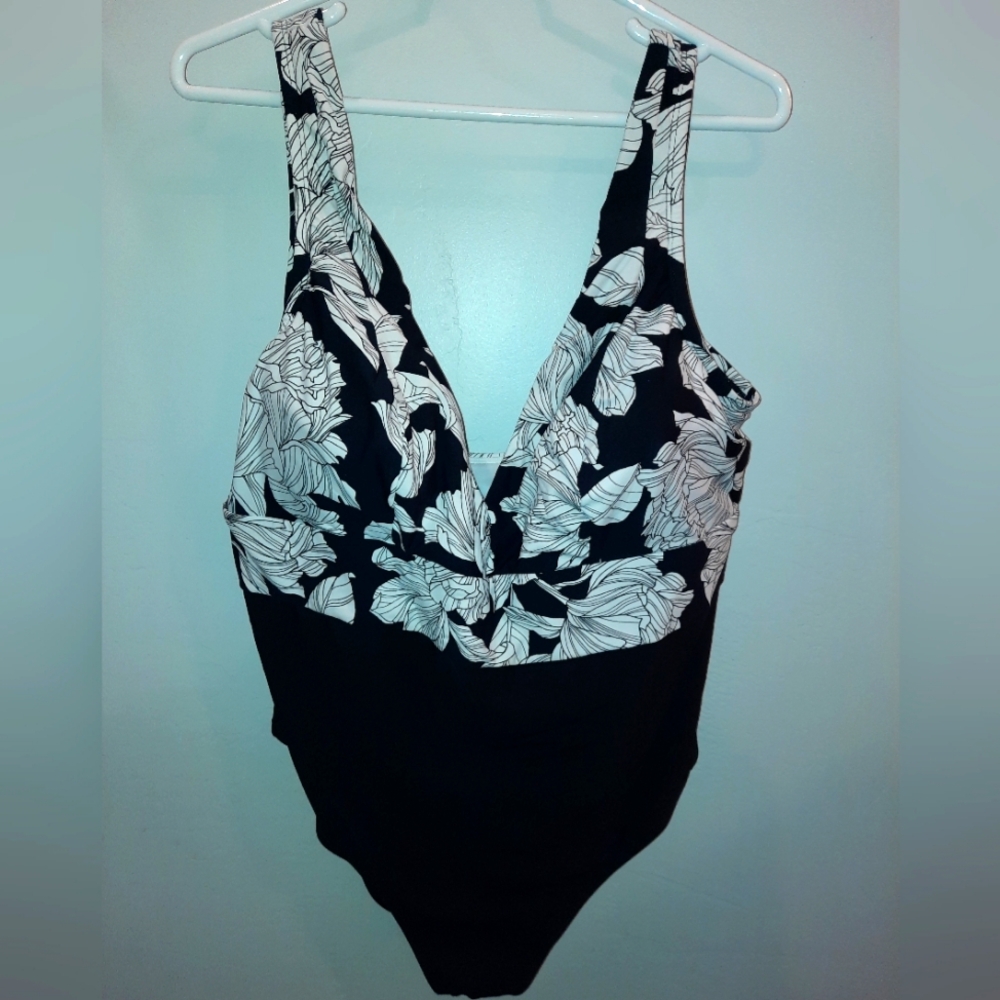 Black & White women's floral halter neck swimsuit size 2x EUC